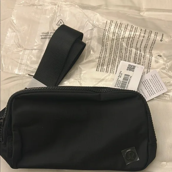 Lululemon Black Everywhere Belt Bag - Picture 3 of 5